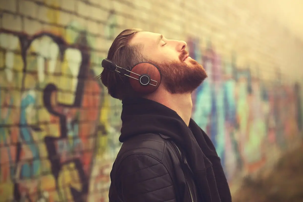 چرا از گوش دادن به موسیقی غمگین لذت می بریم؟
