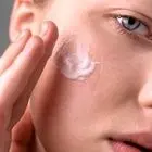 تفاوت مرطوب کننده و آبرسان: راهنمای کامل مراقبت از پوست
