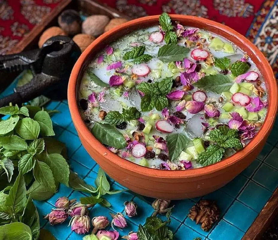 تابستان در راه است/ چند ترفند برای خوشمزگی بیشتر آبدوغ خیار