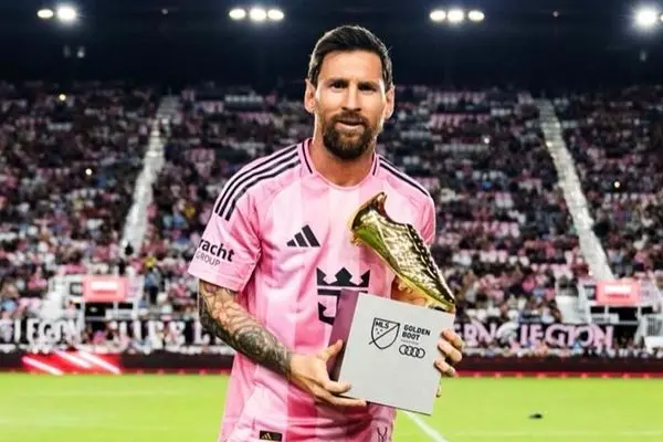 بعد از قهرمانی هیچ چیز بهتر از آغوش مادر نیست! (عکس)