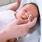 بهترین روش شستشوی چشم نوزاد