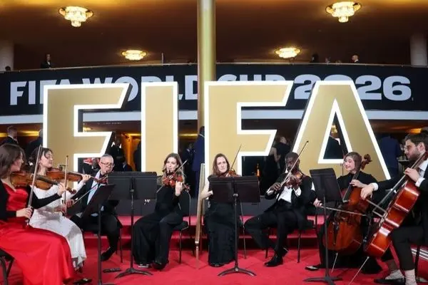 استایل سوپرمدل بزرگ جهان در مراسم قرعه کشی جام جهانی (عکس)