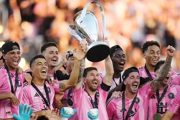 عکس روز؛ 2 اسطوره در آغوش هم!