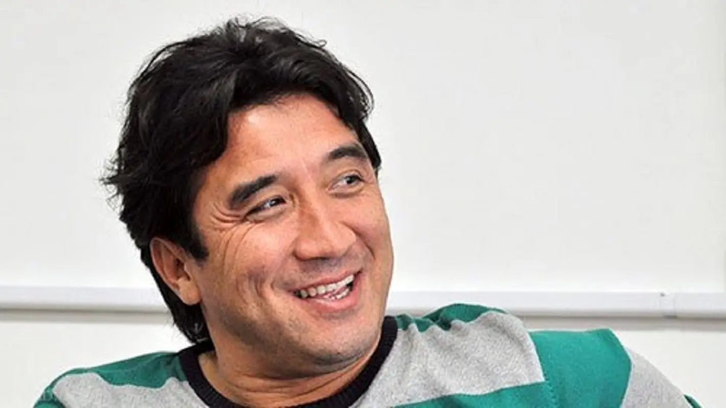 فقر شدید خداداد عزیزی در کودکی / عبور از دوران کفش و جوراب پاره