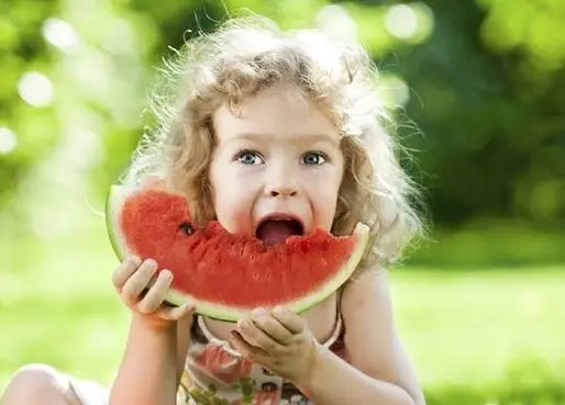 بهترین میوه‌های تابستان برای کودکان؛ ۸ انتخاب سالم برای روزهای گرم