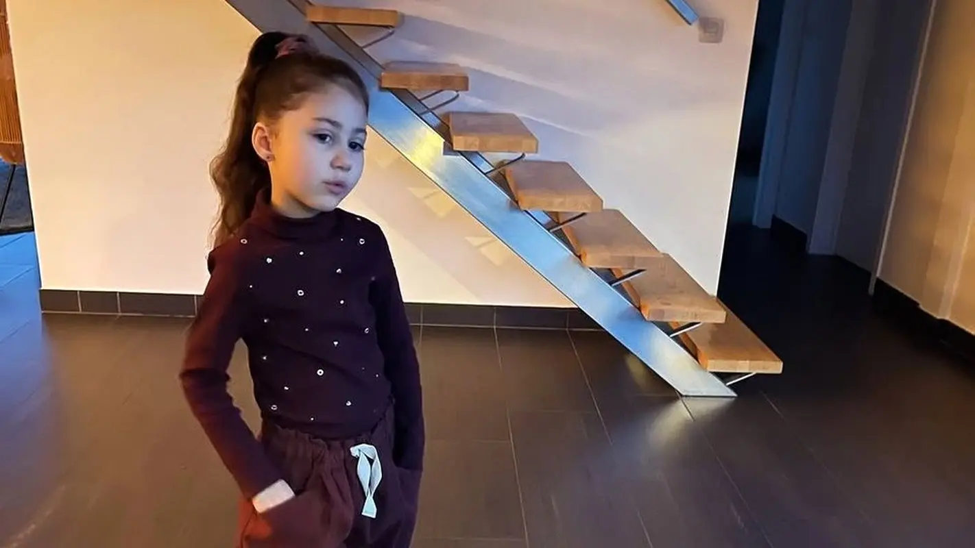 تصویری از نبات استخری که مثل چسب به باباش چسبیده، دل‌ها را برد!