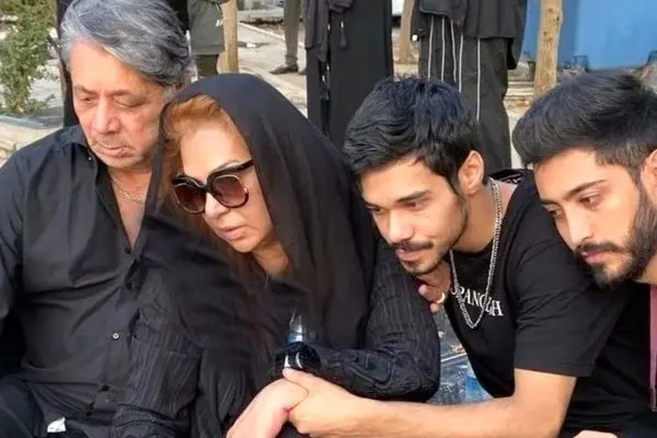 گریه‌های تلخ نسرین مقانلو در مراسم سالگرد درگذشت پسر جوانش