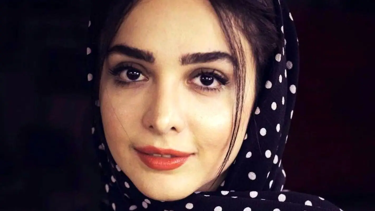 دکوراسیون خیره‌کننده خانه المیرا دهقانی با تابلوی آینه کاری شده + عکس