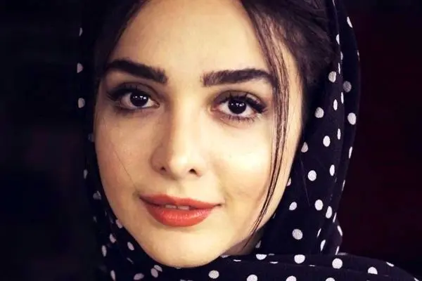 دکوراسیون خیره‌کننده خانه المیرا دهقانی با تابلوی آینه کاری شده + عکس