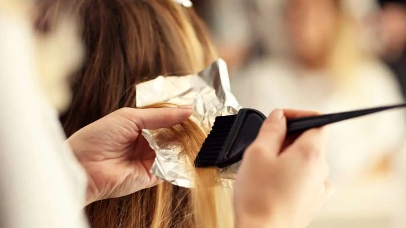 رنگ مو در دوران شیردهی؛ آیا بی‌خطر است؟