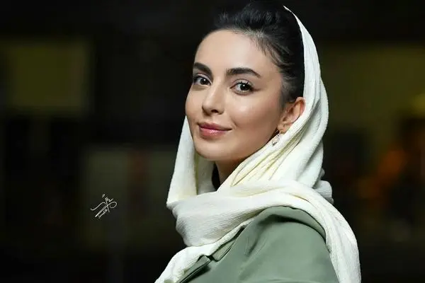 عکس کودکی های بامزه مهشید جوادی / چه دهه هفتادی جذابی !