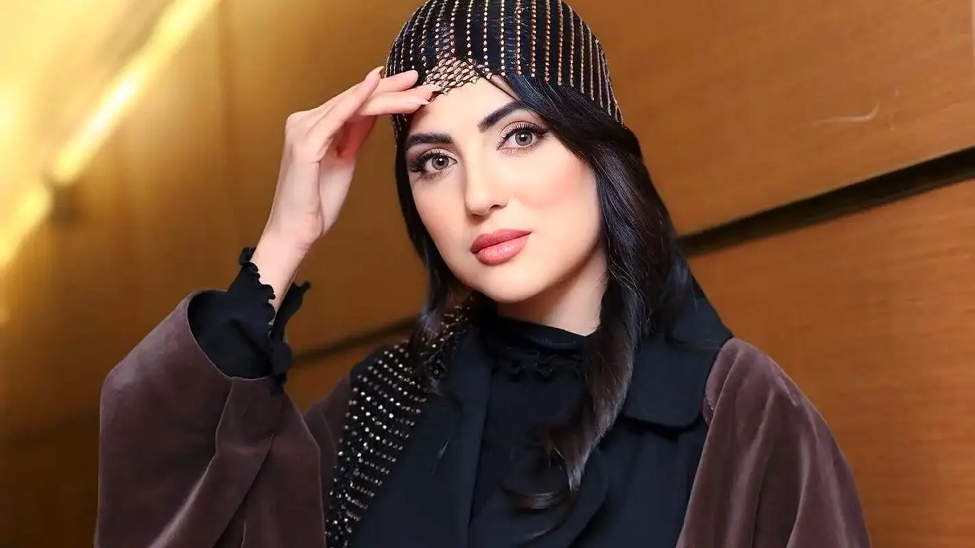 جدیدترین عکس از هلیا امامی با استایل بابانوئلی / این زن همیشه زیباست !