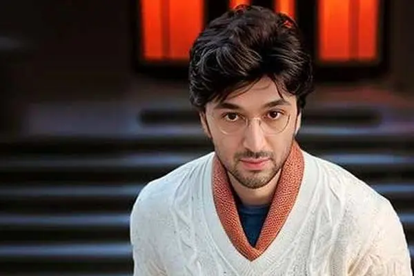 آرش فرخزاد کیست؟ بیوگرافی کامل و داستان زندگی خواننده سرشناس 