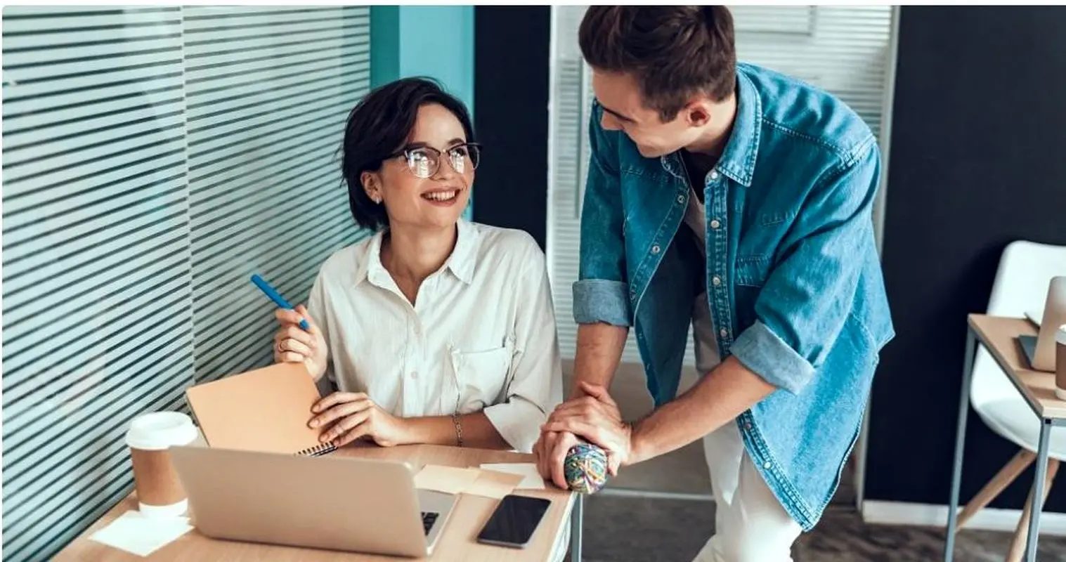 چگونه تبدیل به یک آدم دوست داشتنی و جذاب شویم؟ (+10 نکته کاربردی)