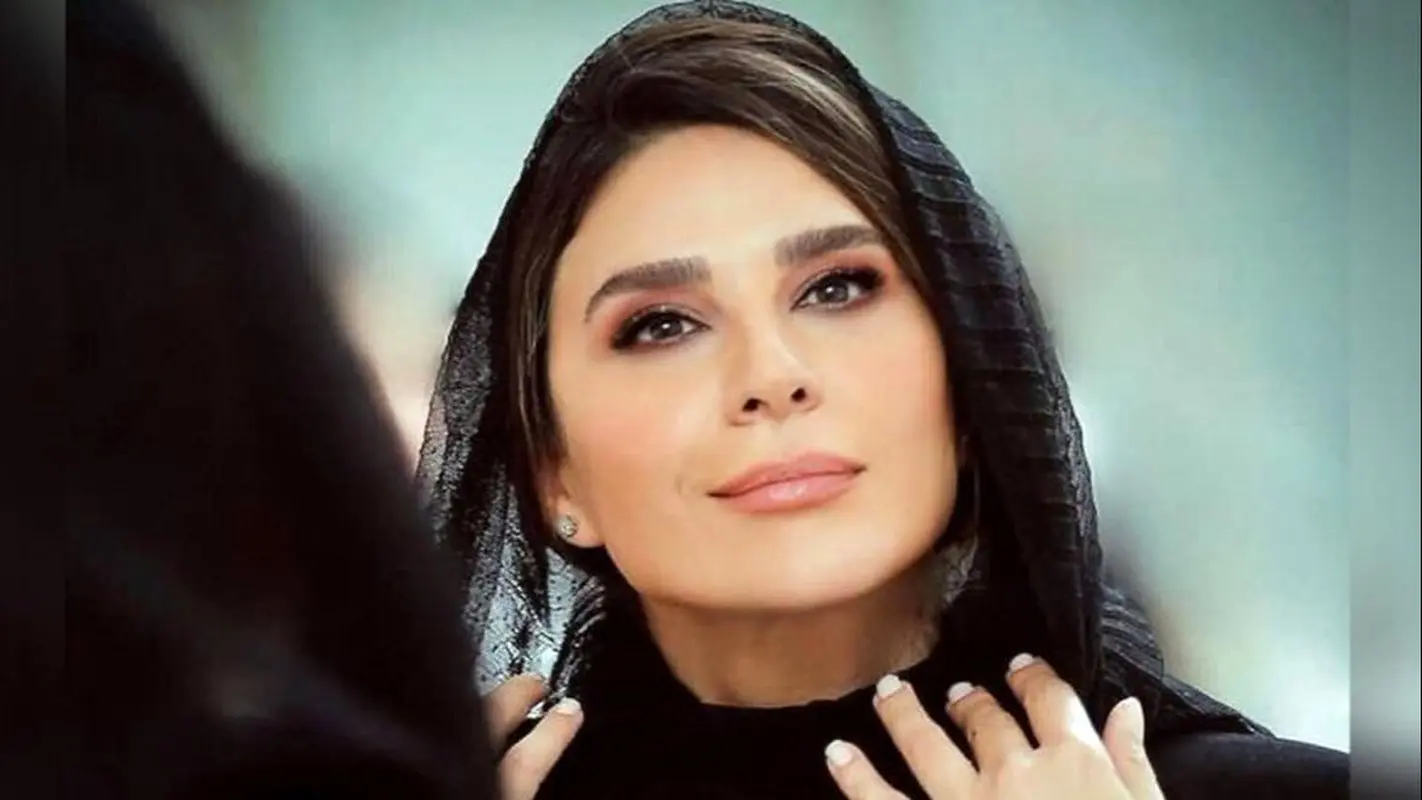 عکسی از سحر دولتشاهی دختری با موهای فرفری و رنگ سرخ در مرکز توجه کاربران