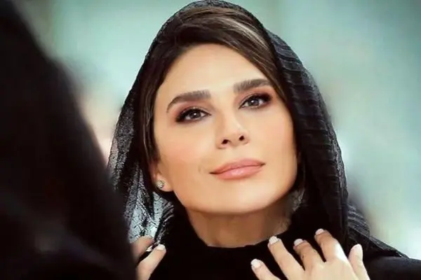 عکسی از سحر دولتشاهی دختری با موهای فرفری و رنگ سرخ در مرکز توجه کاربران