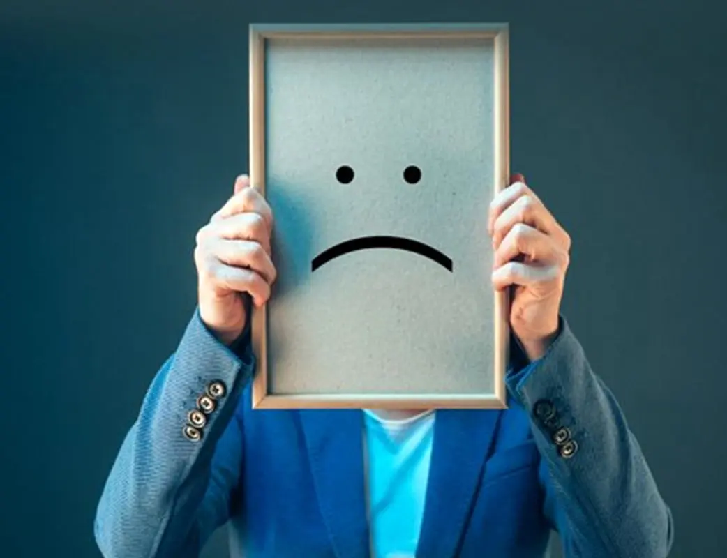 این علائم یعنی شما اعتماد به نفس پایینی دارید