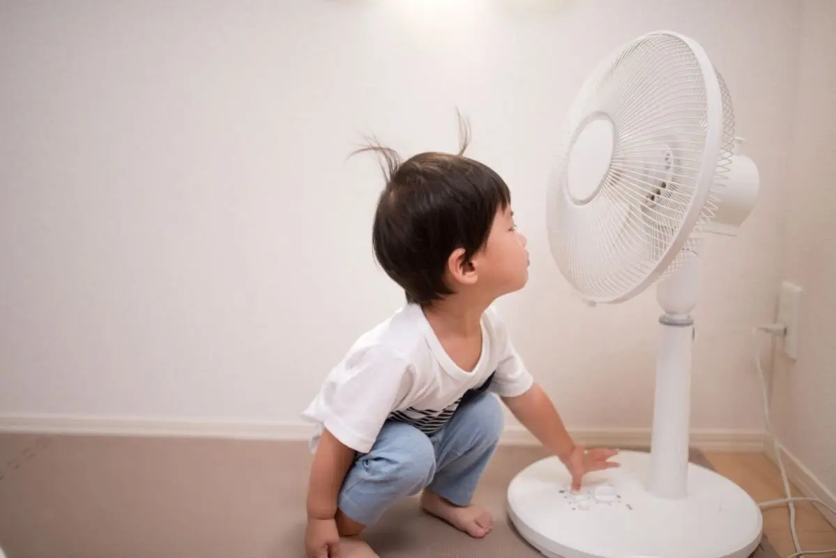 آیا پنکه برای نوزاد خطرناک است؟ بررسی شواهد پزشکی و راهنمای استفاده صحیح