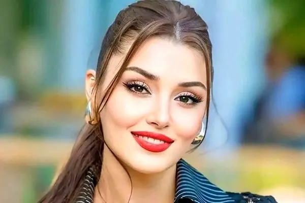 عکس‌های داغ هانده ارچل با تیپ مشکی و کفشای نوک‌تیز!