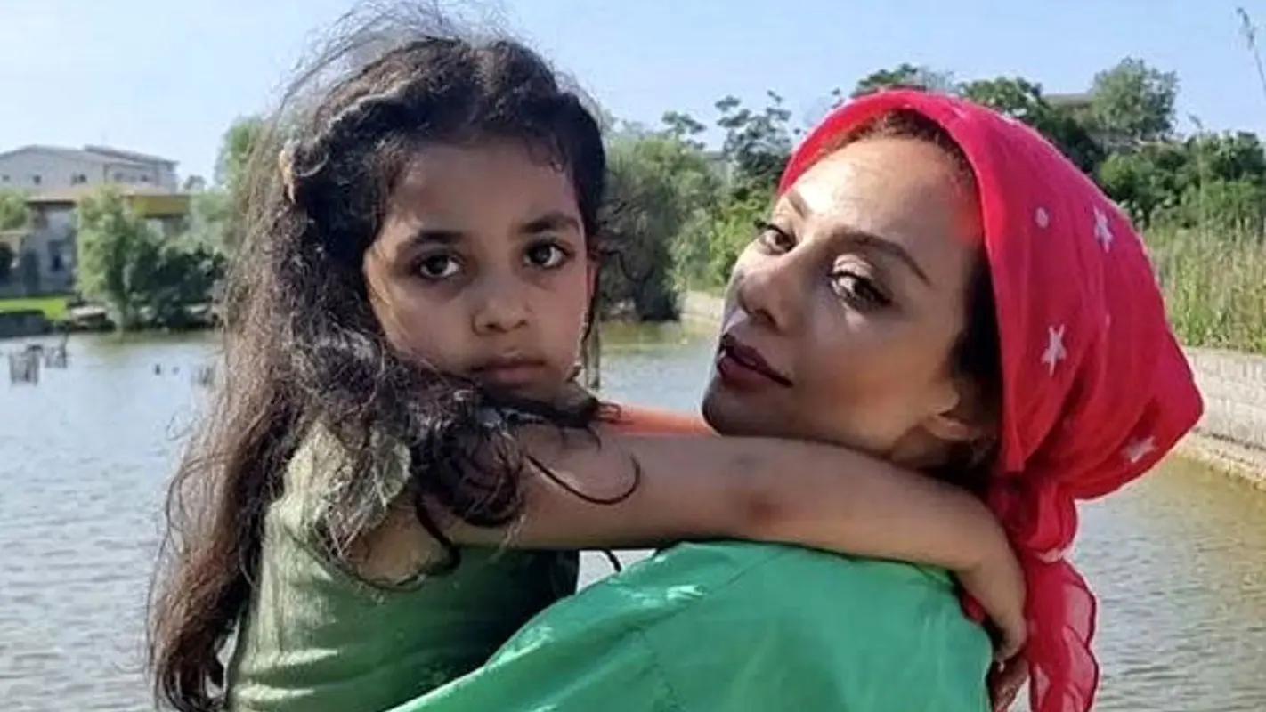 جشن تولد خواهر خانم بازیگر مطلقه با تم قرمز در جمع صمیمانه مادر و دختری