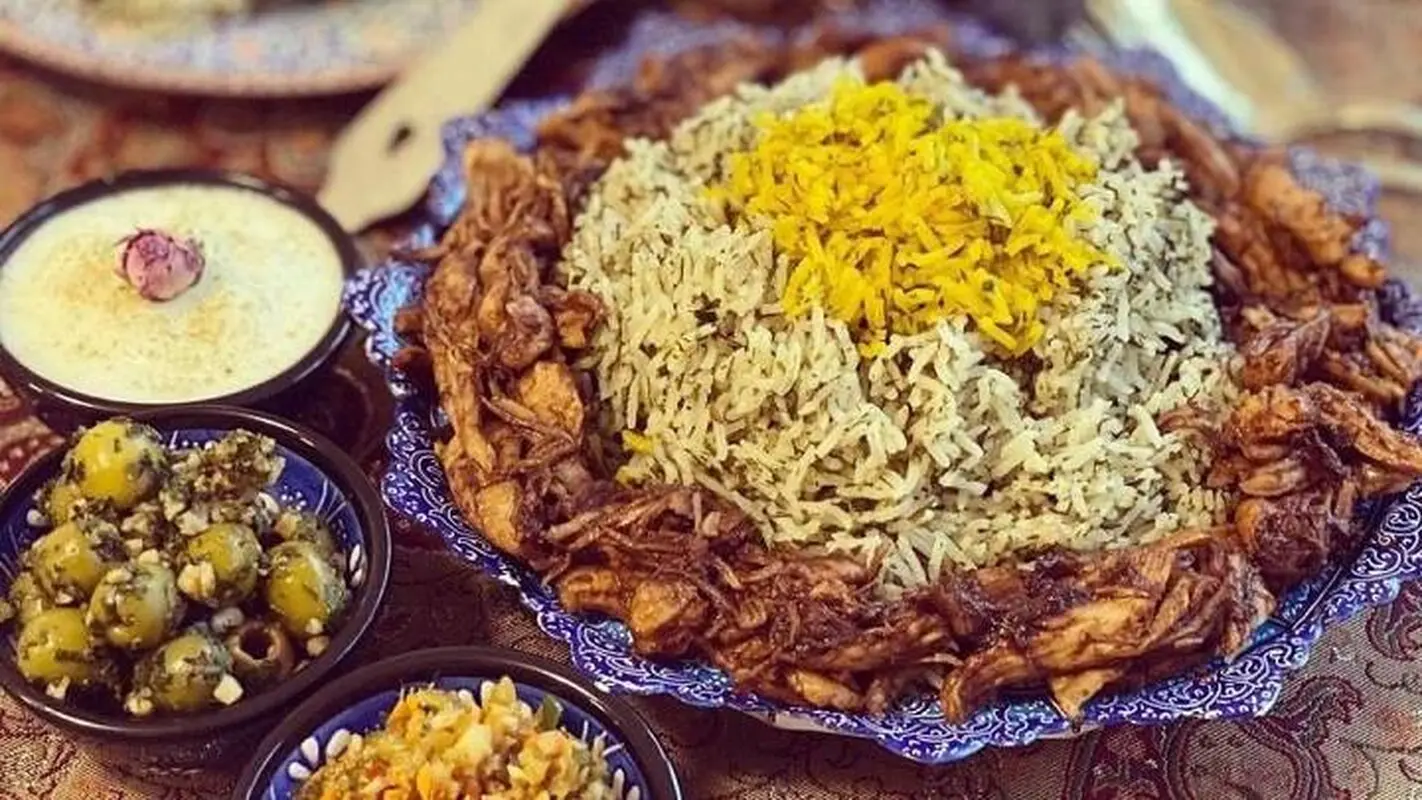 آموزش پخت گشنیز پلو با مرغ زعفرانی