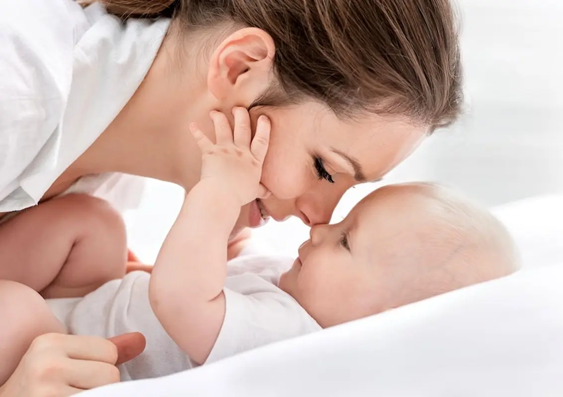 10 معجزه تماس پوست نوزاد با پوست والدین (ویدئو)