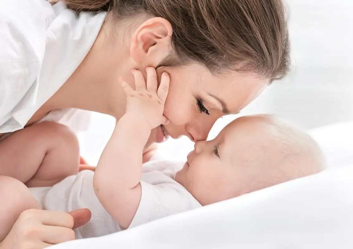 10 معجزه تماس پوست نوزاد با پوست والدین (ویدئو)