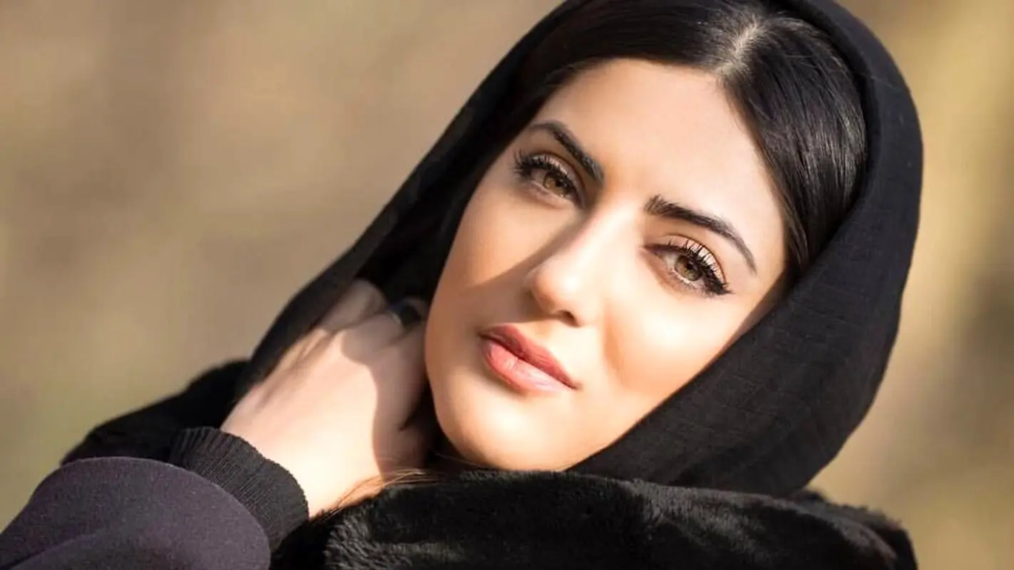 جذابترین تیپ هلیا امامی برای اکران فیلم؛ دامن شلواری پلیسهای دیدنی!