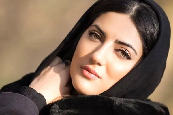 جذابترین تیپ هلیا امامی برای اکران فیلم؛ دامن شلواری پلیسهای دیدنی!