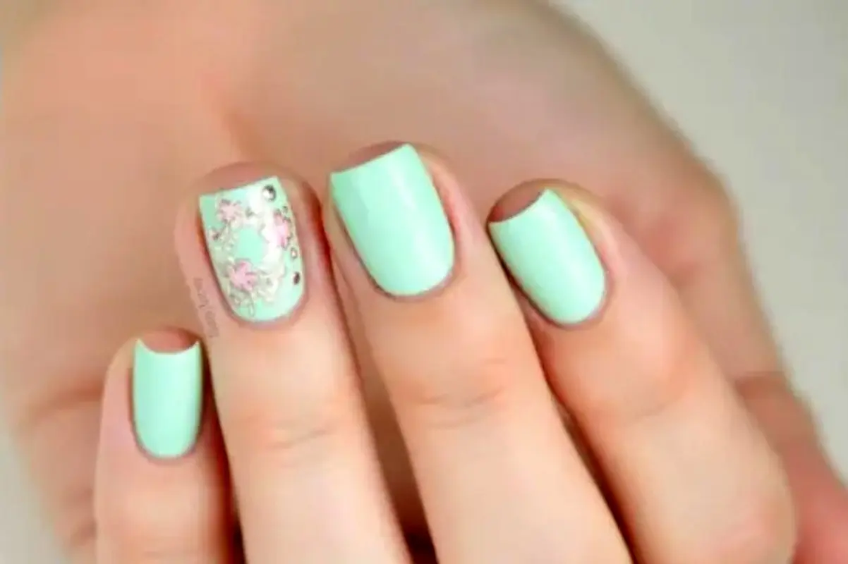 یک رنگ جذاب برای ناخن های شما؛ سبز نعنایی (عکس)