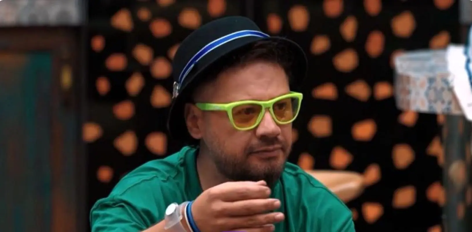 علی صادقی در میدان سرخ مسکو کنار این رپر معروف چه می کند؟! (عکس)