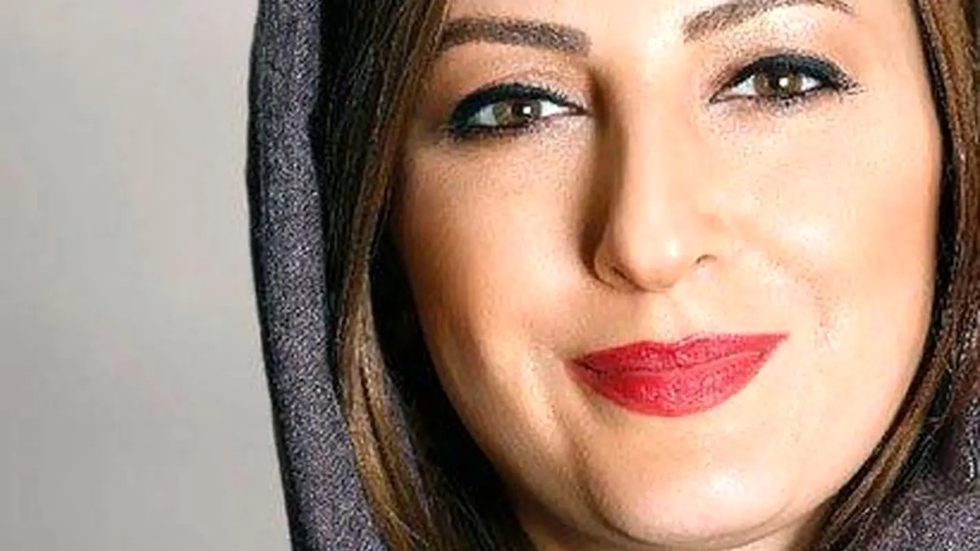 زندگی اصیل ایرانی شقایق دهقان؛ با ساعت دیواری نوستالژی دهه شصت