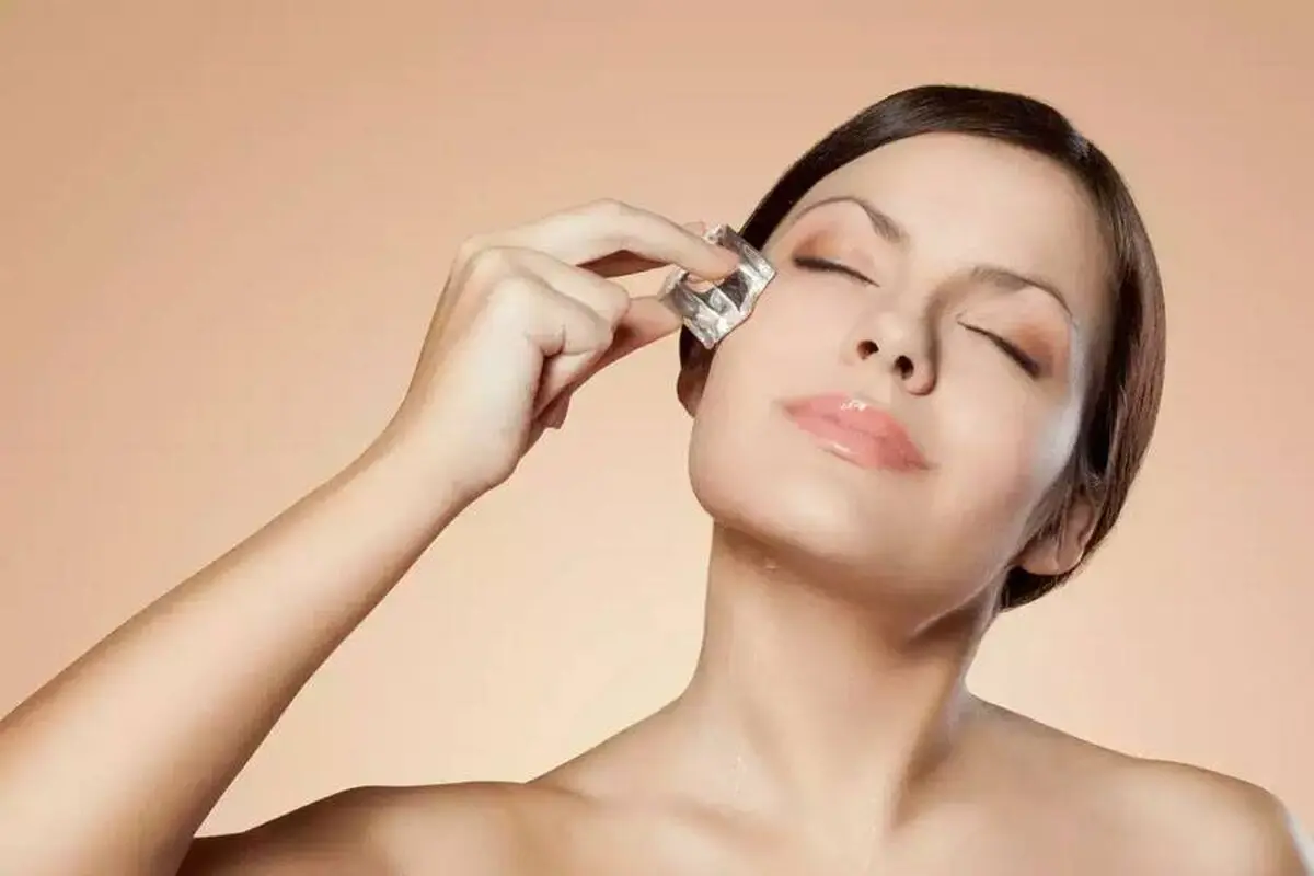 استفاده از یخ روی صورت چه فوایدی دارد؟/ از کاهش چربی تا شفافی پوست
