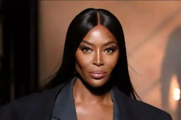 سوپرمدلی که در 54 سالگی مادر شد / اسطوره‌ای که هر نسل را دوباره تعریف می‌کند