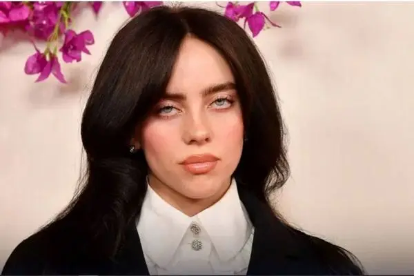 حمله عجیب و غریب بیلی آیلیش به ایلان ماسک بر سر چه بود؟