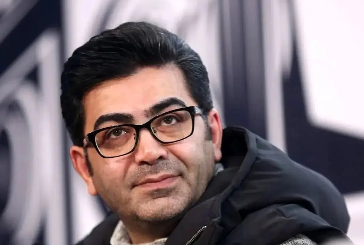 عکس تلخ و غم انگیز فرزاد حسنی بر مزار مادرش