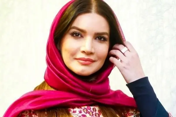 تیپ کریسمسی متین ستوده؛ استایل خیره‌کننده تازه عروس سینما با خز سفید