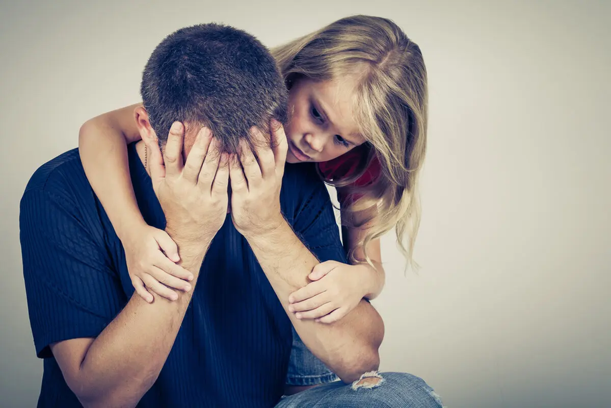 آیا پدر و مادرها باید جلوی بچه‌ها گریه کنند؟ + رازهای مهم روانشناسی
