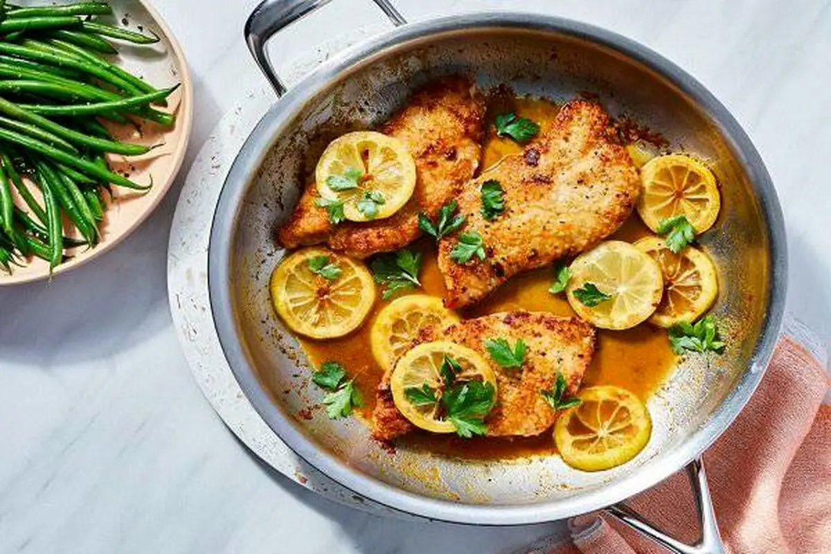 مرغ پارمزان خامه‌ای را در خانه طبخ کنید