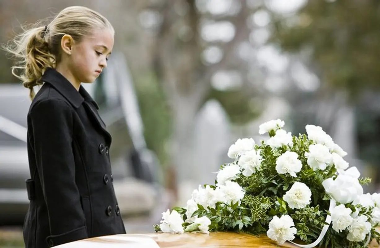 چگونه با مرگ عزیزانمان کنار بیاییم؟ مراحل سوگواری و روشهای مدیریت احساسات