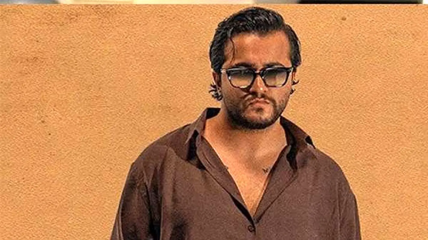 کنسرت عرشیاس در سوگ برادرش؛ لحظه‌ای تلخ که تاریخ اجراهای زنده را تغییر داد + فیلم 