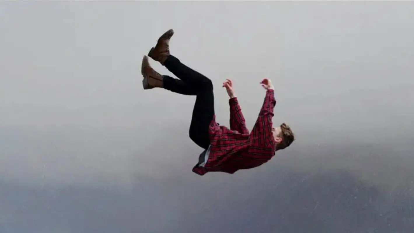 چرا موقع خواب حس می کنیم از یک بلندی به پایین پرت می شویم؟