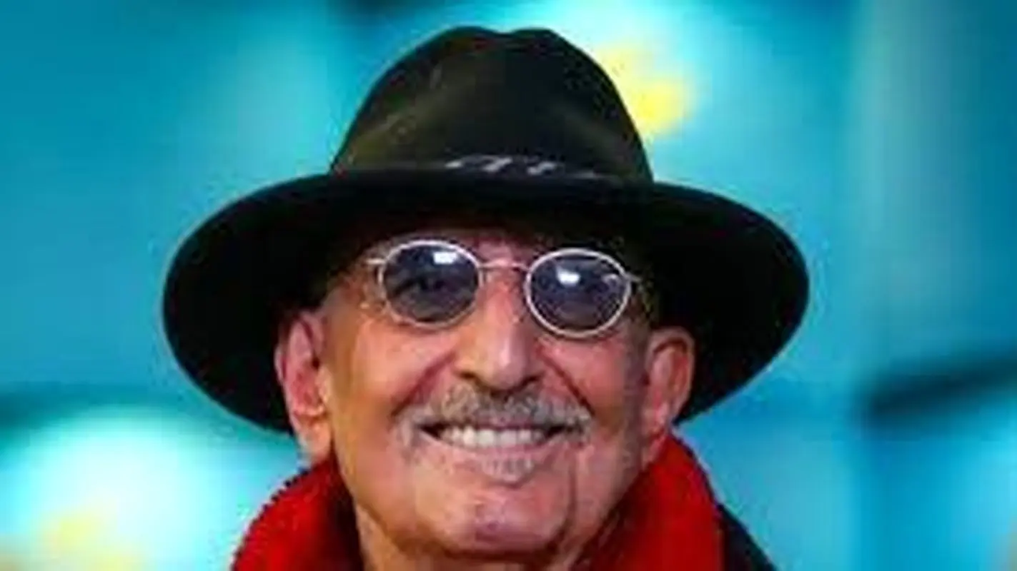 بوسه عاشقانه فرهاد آئیش کار دستش داد/عکس در شبکه های اجتماعی دست به دست شد !