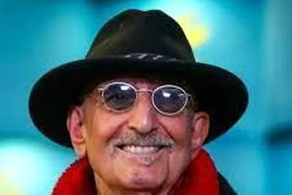 بوسه عاشقانه فرهاد آئیش کار دستش داد/عکس در شبکه های اجتماعی دست به دست شد !