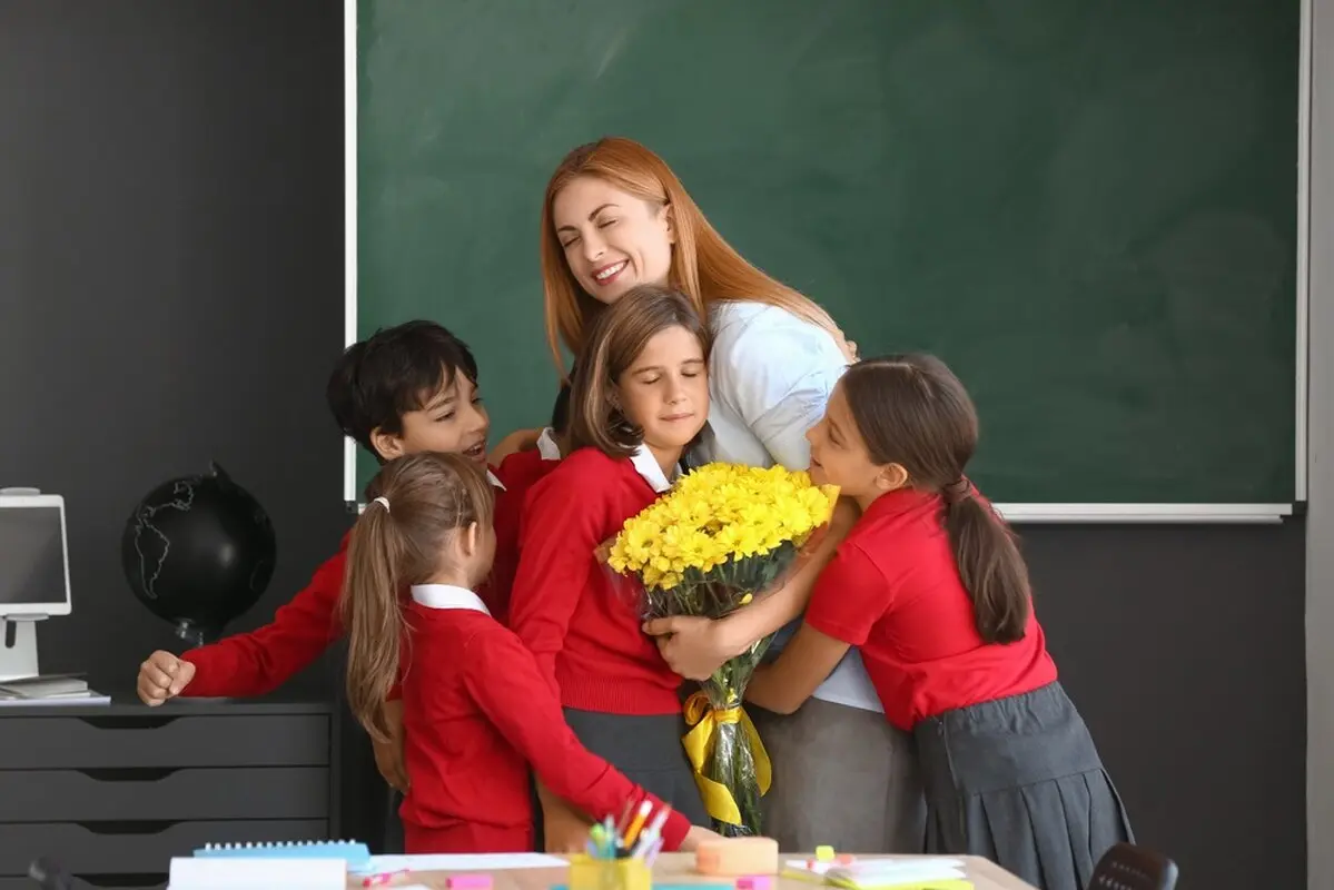 بهترین هدیه روز معلم؛ کادو روز معلم چی بخرم؟