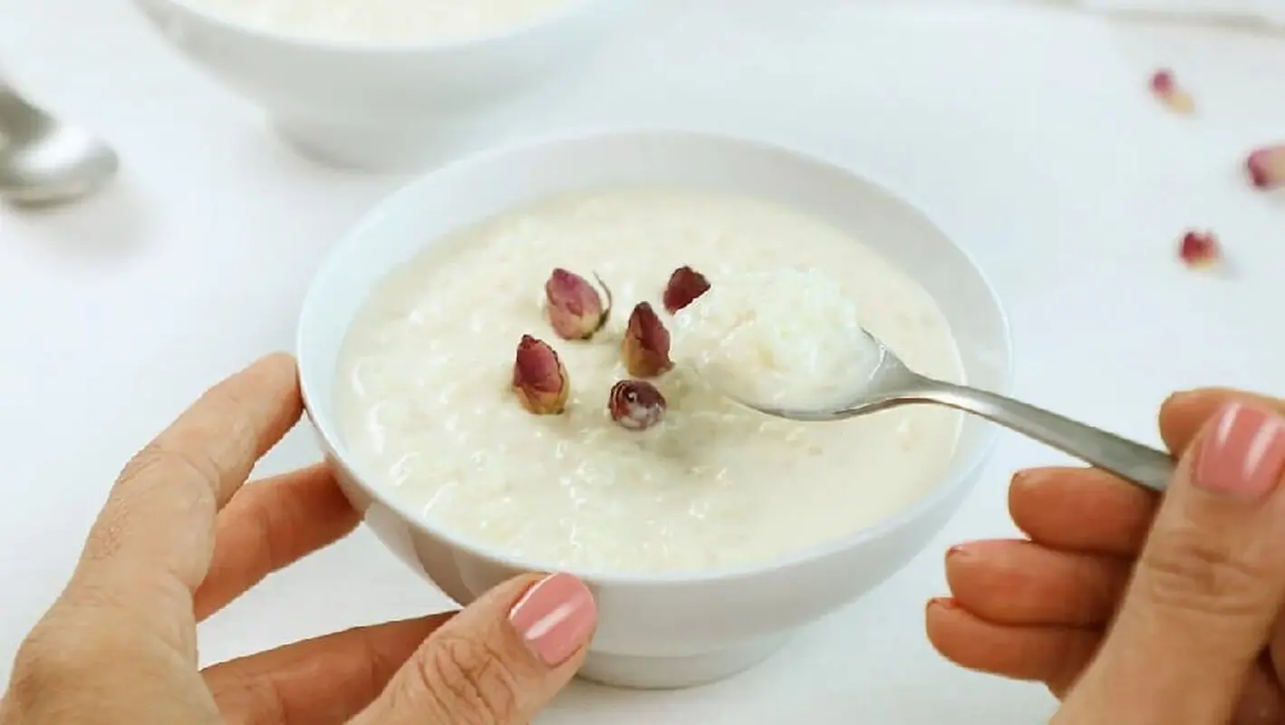 طرز تهیه فرنی با نشاسته و آب؛ دستور سریع و سبک برای افطار و پذیرایی