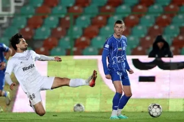 ستاره محبوب استقلال و همسرش در کافه (عکس)