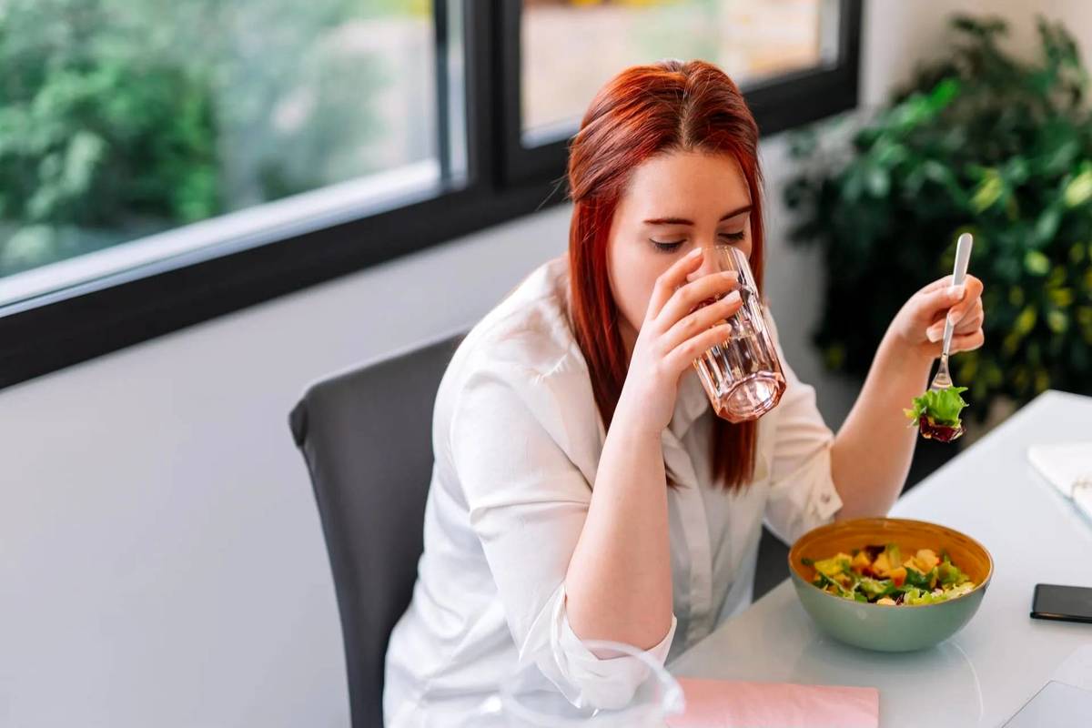 با غذا آب سرد بخوریم یا ولرم؟/ کدام با گوارش سازگار است؟