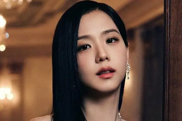 بازیگر و خواننده‌  محبوب کره‌ای روی جلد مجله ووگ (عکس)