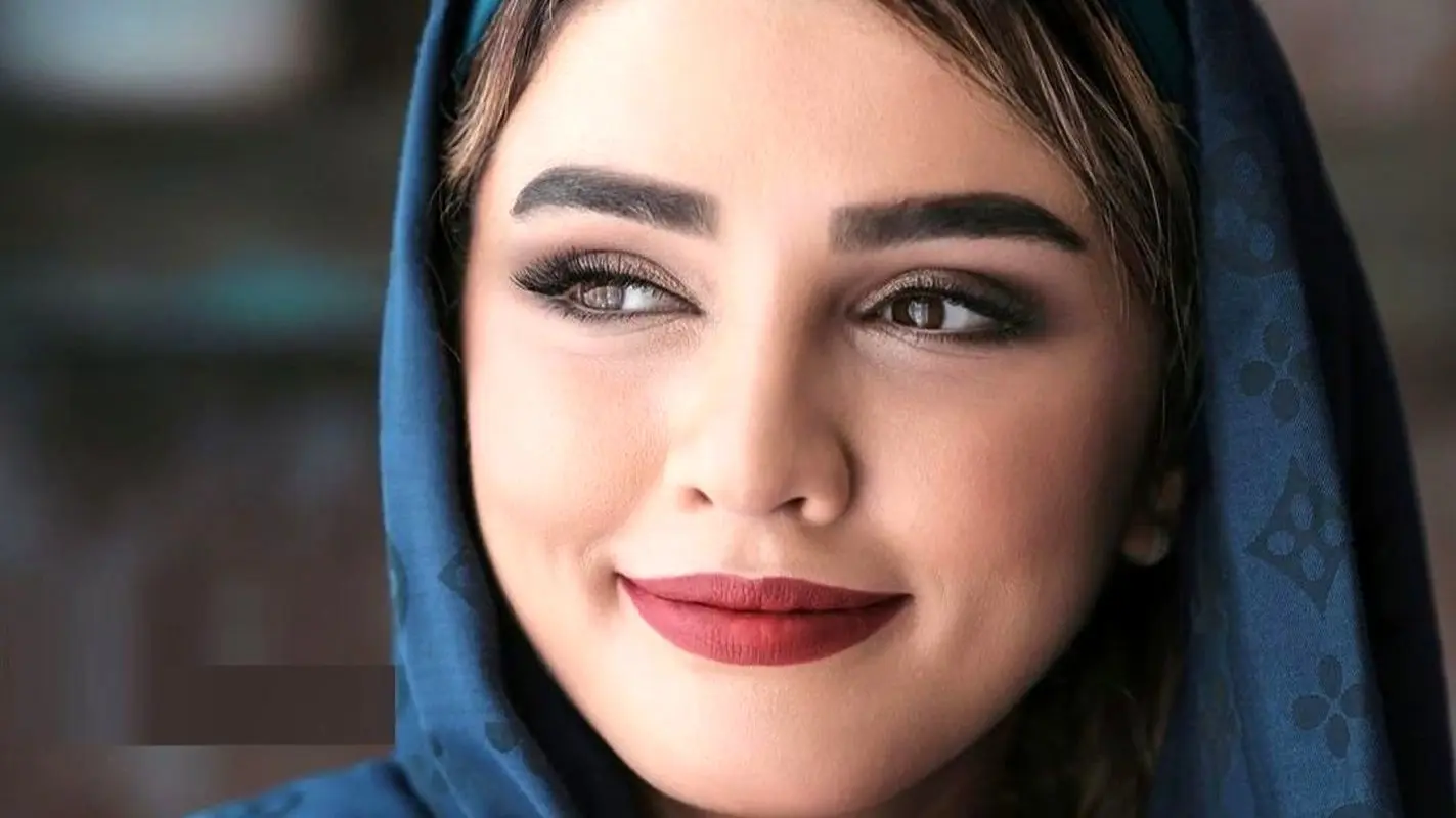 سیما خضرآبادی با ژست خاص و هنری در باند فرودگاه!